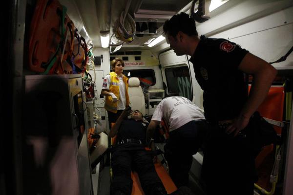 Taksim Gezi Park olaylar kapsamnda, Dolmabahe'deki Babakanlk Ofisi'ne yrmek isteyen gruba, polis tazyikli su ve TOMA aralarndan atlan biber gazyla mdahale etti. kan arbedede kolu krlan polis memuruna salk ekipleri ilk mdahaleyi yapt