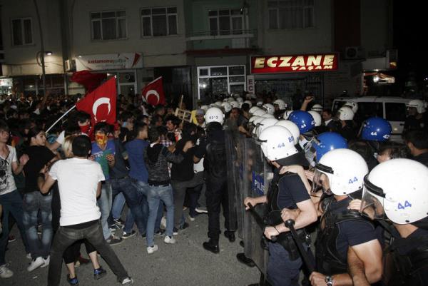 Malatya'da polis, kendisine ta ve ie atan grubu ikna ederek dalmalarn salad.
