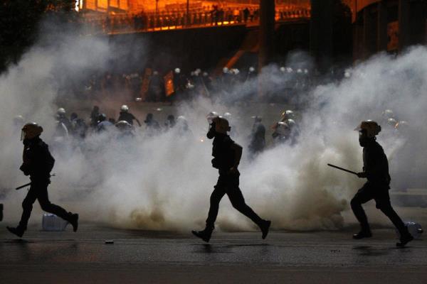 Taksim Gezi Park olaylar kapsamnda, Dolmabahe'deki Babakanlk Ofisi'ne yrmek isteyen gruba, polis tazyikli su ve TOMA aralarndan atlan biber gazyla mdahale etti.