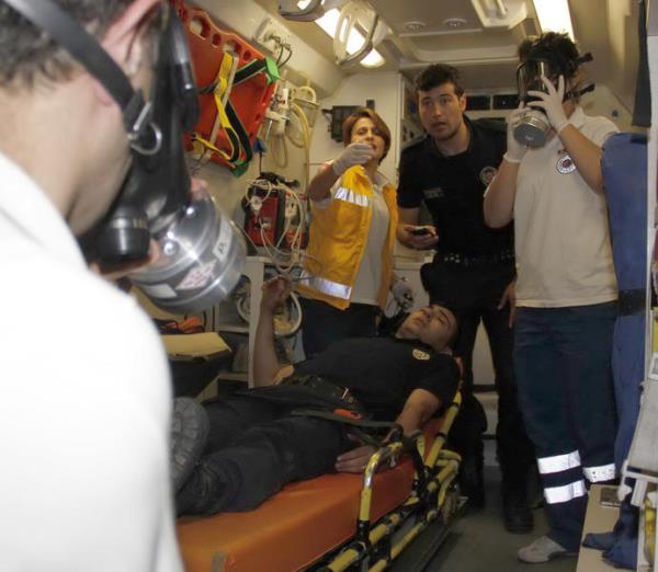 Taksim Gezi Park'ndaki olaylar nedeniyle Beikta'a yrmek isteyen gruba polis mdahale etti. Eylemcilerin kurduu barikatlar, i makineleriyle caddelerden kaldrld