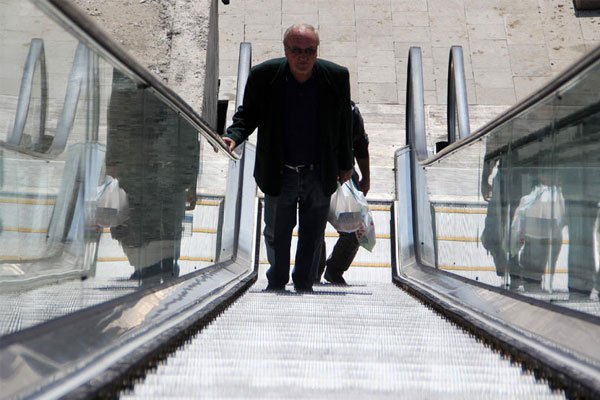 Bakan Vergili, buna benzer deiik projelerinin de olduunu da ifade ederek, "Esentepe ile 200 evler mahallerini birbirine balayacak ve Hastaneye ulam salayacak olan yayalar iin kpr yapacaz. Mega pazaryeri ve ok amal alanlar, sosyal alanlar ile spor vadisi gibi projelerimiz var" diye belirtti.