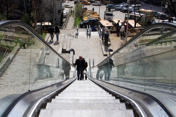 "Yata asansrn evre dzenlemesi tamamlanmak zere birka gne kadar tamamen faaliyete girecek. Hemen bunun ardndan asansrden inen vatandalarmz Ara ay zerine yapacamz yaya kprs ile ehirleraras terminale ve dier mahallere rahatlkla ulam salayacak."