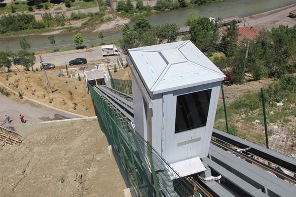 Karabk Belediyesi ehrin yksek ve engebeli mahallerinde vatandalarn rahat ulamn salamak adna yapt, yryen merdiven ve kule asansrden sonra imdi de yatay asansr hayata geirdi.