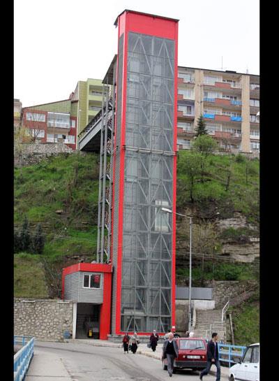 "Bor demeye de icraatlara da yetiyor. nemli olan devletin kasasna elin girmemesi. El girmedii zaman bu ilerin hepsi rast gidiyor dzn gidiyor. Biz 100 bin nfuslu bir vilayetiz, 4 yllk icraatmzda 500 bin tonun stnde asfalt yapyoruz. Herkes hesabn buna gre yapsn" diye konutu.