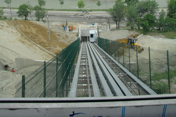 "lebeli mahallemize de kot ve meyil durumuna gre yatay asansr yapld. uan itibari ile 3 ayr tepede bulunan mahallelerimize ulam asansrler ve yryen merdivenlerle yaplmakta."