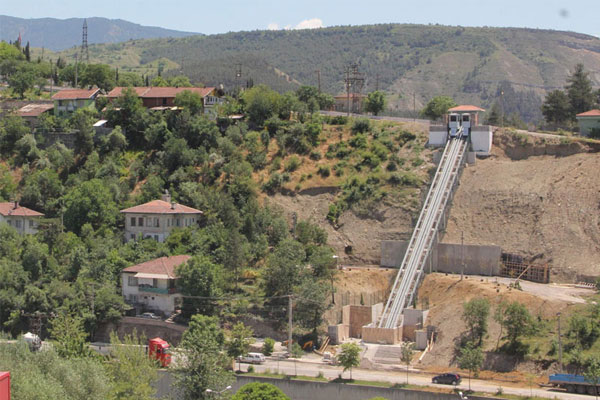 Karabk Belediye Bakan Rafet Vergili, kentin yksek mahallerine vatandalarn daha rahat ulamas iin, yryen merdiven ve kule asansr faaliyete soktuklarn belirterek yle dedi: