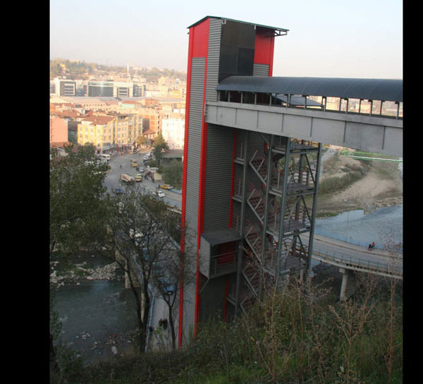 "Belediye Bakan Vergili, asansre binerek incelemelerde bulunurken, mahalle sakinleri ise, merdivenleri yryerek ktklarn ancak imdi yaplan asansr ile daha da rahatladklarn syledi."