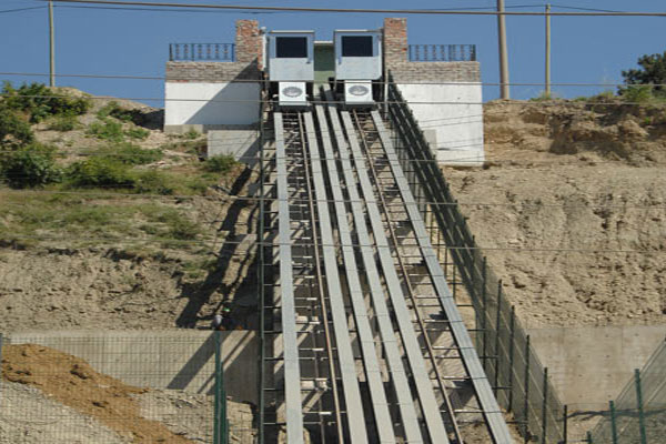 350 merdiven ile klan Kayaba Mahallesi'ne 38 metre uzunluunda kule asansr ve okullar blgesinin olduu Yeniehir blgesinde bulunan 199 basamakl merdiven yerine yryen merdiven yapan Bakan Vergili, imdi de lebeli Mahallesine 70 metre uzunluunda yatay asansr yaptrd.