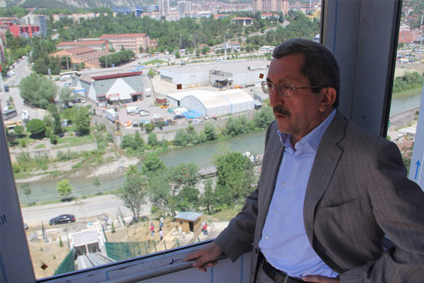 "Bu mahallenin farkl bir avantaj oluyor. Bu ekilde hizmetlere devam edeceiz. uanda btn belediyelerin ihtiras standartlar ykseltmek ama standartlar ykseltirken de asl hedef burada yaam da ucuz hale getirmek ve yaam biraz daha keyifli hale getirmek."