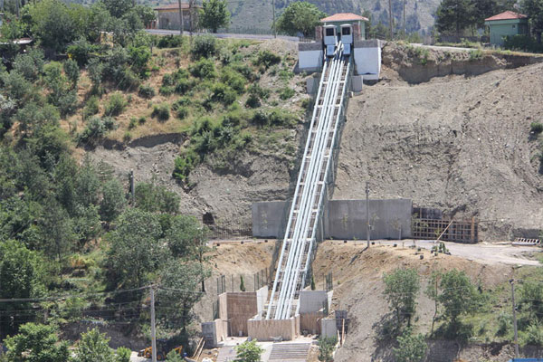 Kentin deiik blgelerine ve mahallerine yryen merdiven, st geit ve kule asansr yaptran Bakan Vergili, lebeli Mahallesi'ne yaptrd yatay asansr hizmete girdi.