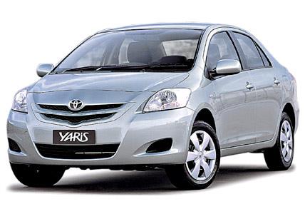 <P><B>Toyota Yaris 1.0 VVT-i (Dz)</B></P>  <P></P>  <P>ehir ii    6,4 lt/100km</P>  <P>ehir d  4,6 lt/100km</P>  <P>Ortalama  5,2 lt/100km</P>  <P><B>ehir ii 100 km.= 25 TL</B></P>