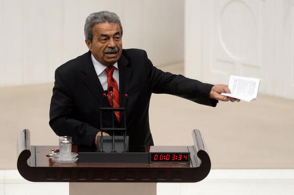 <P><B>KAMER GEN</B></P>  <P>- &#8220;iekleri sulamaya gidiyorum, ne var bunda?&#8221; (Kaamak yapt ortaya knca olayn stn rtmek iin syledii sz)</P>  <P>- &#8220;Sz veriyorum size, halk beni semezse intihar edeceim. Sz veriyorum burada intihar edeceim. Ama halk beni seerse siz intihar etmi olacaksnz.&#8221;(Cumhurbakanlna adayln aklarken)</P>