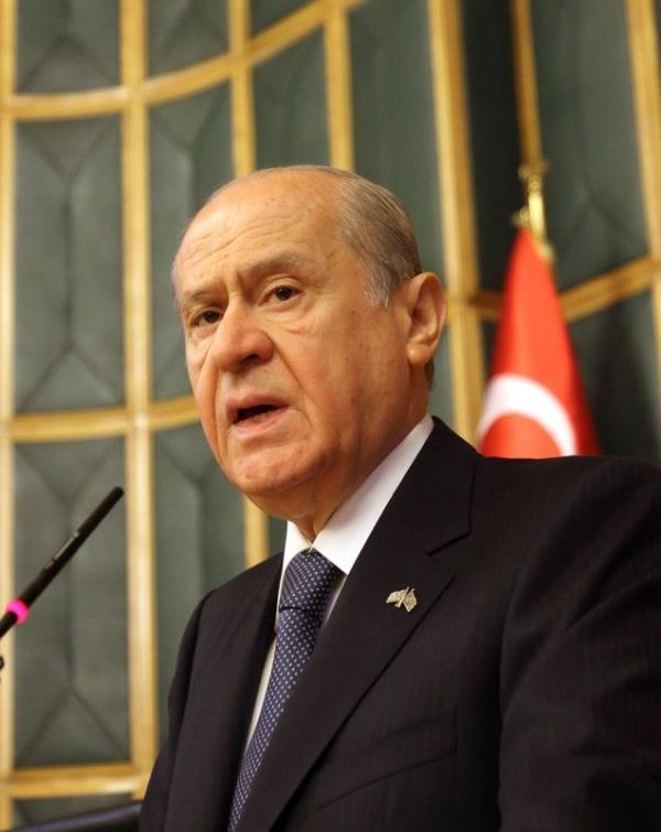 <P><B>DEVLET BAHEL</B></P>  <P>- &#8220;Ya istifa edin gidin ya bu ilere bulamayn.&#8221; (2006&#8217;da Mersin&#8217;de bayrak mitingine destek veren partililere)</P>  <P>- &#8220;Sayn Paam, siz nce ocuunuzu Kzlay&#8217;da zmir Caddesi&#8217;ne karn sonra bu nerinizi deerlendiririz.&#8221; (Bir generalin kendisinden genleri sokaa karmasn istemesi zerine Baheli&#8217;nin 2006&#8217;da Mersin&#8217;de dzenlenen bayrak mitingine destek veren parti tekilatnn provokasyona alet olmalarn engellemek iin syledii sz)</P>  <P>- &#8220;Sen Trkiye Cumhuriyeti&#8217;nin bakan msn yoksa IMF&#8217;nin bakan msn?&#8221; (Ekonomiden sorumlu Devlet Bakan Kemal Dervi&#8217;e)</P>  <P>- &#8220;Biz o Diyarbakr&#8217;dan geen yolu Ankara&#8217;da kesmesini biliriz!&#8221; (Mesut Ylmaz&#8217;n AB&#8217;nin yolu Diyarbakr&#8217;dan geer szne karlk)</P>  <P>- &#8220;Pskevit!&#8221;</P>