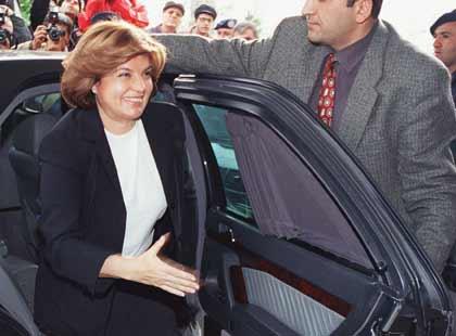 <P><B>TANSU LLER</B></P>  <P>- &#8220;Ya olacak ya olacak!&#8221;</P>  <P>- &#8220;Mesut Ylmaz iktidarszdr!&#8221; (Meclis krssnden konuurken)</P>  <P>- &#8220;O bayrak inecek, o asker gidecek.&#8221; (Kardak Krizi sonras)</P>  <P>- &#8220;Evet Sayn Ylmaz, bakalm dersinizi altnz m?&#8221; (ANAP&#8217;la koalisyon mzakeresi ncesi)</P>  <P>- &#8220;Atatrk ld bu lke kmedi de Ecevit istifa edince mi kecek. Yeltsin gibi ekil.&#8221; (Babakan Ecevit&#8217;in hastaneye yatmas zerine)</P>  <P>- &#8220;Kyden gelmedim, tabii ki yalda oturacam.&#8221;</P>