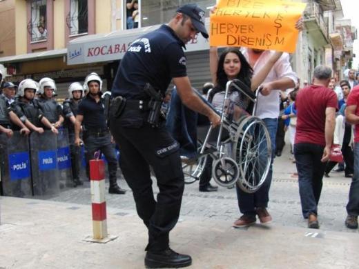 MULA&#8217;nn Milas lesi&#8217;ndeki Taksim Gezi Park protestosuna destek yrynden engelli bir eylemciye yardm ederken grntlenen evik Kuvvet&#8217;te grevli Bakomiser Arkadi Safa Nar&#8217;n, ayn gn Bodrum&#8217;daki eylemde atlan bir saksyla yaraland ortaya kt.