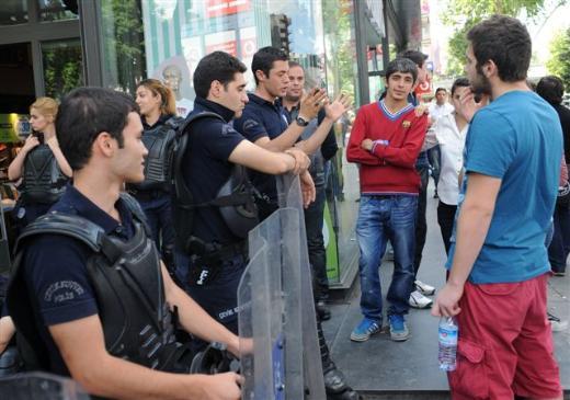 Gsteriye ve mdahale ara veren iki grup beraber oturdu, ay iti.