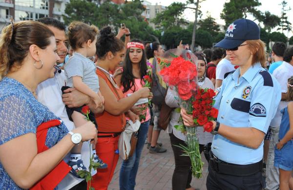 Antalya'da polis, Taksim Gezi Park iin Cumhuriyet Meydan'nda toplanan gruba, karanfil ve gl datt.