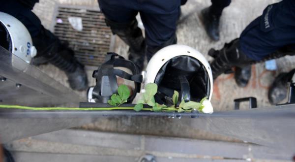 Ankara Kzlay'da Taksim Gezi Park olaylarna destek iin toplanan baz kiiler, grevli evik kuvvet polislerine iek verdi.