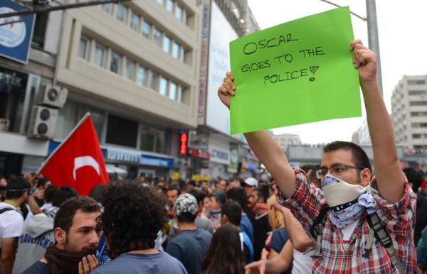 Taksim Gezi Park olaylarna destek iin Ankara Kzlay'da baz gruplar topland.