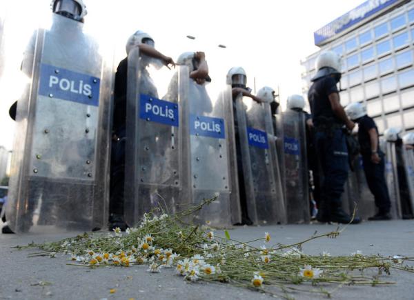 Ankara Kzlay'da Taksim Gezi Park olaylarna destek iin toplanan baz kiiler, grevli evik kuvvet polislerine iek verdi.