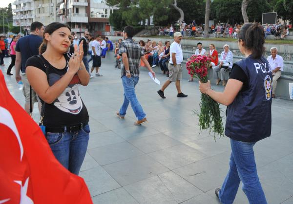 Antalya'da polis, Taksim Gezi Park iin Cumhuriyet Meydan'nda toplanan gruba, karanfil ve gl datt.