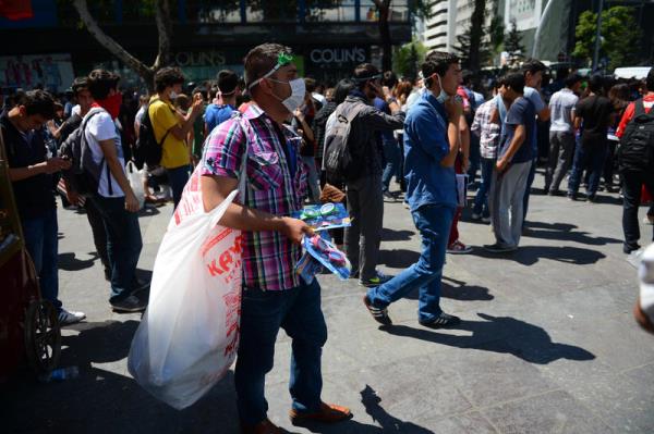 Ankara Kzlay Meydannda Seyyar satclar Taksim Gezi Park olaylarna destek vermek iin gelen protestoculara maske, gzlk ve Trk bayra satt.