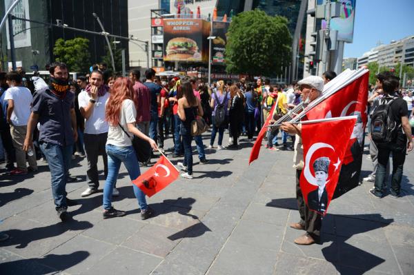 Ankara Kzlay Meydannda Seyyar satclar Taksim Gezi Park olaylarna destek vermek iin gelen protestoculara maske, gzlk ve Trk bayra satt.