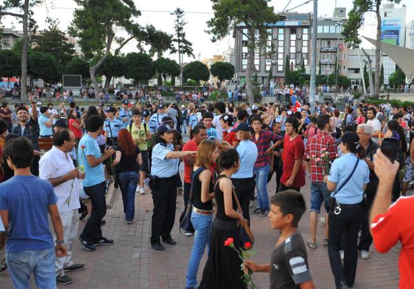 Antalya'da polis, Taksim Gezi Park iin Cumhuriyet Meydan'nda toplanan gruba, karanfil ve gl datt.
