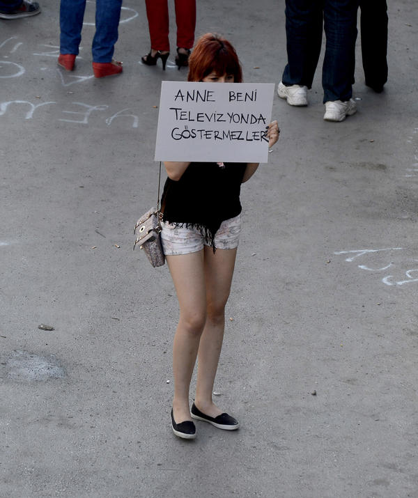 Ankara Kzlay Meydannda toplanan bir grup Taksim Gezi Park'ndaki olaylar protesto etti. Baz gstericilerin tadklar dvizler dikkat ekti.