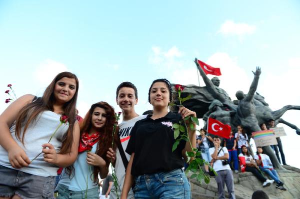 Antalya'da polis, Taksim Gezi Park iin Cumhuriyet Meydan'nda toplanan gruba, karanfil ve gl datt