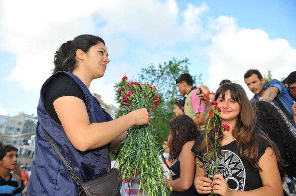 Antalya'da polis, Taksim Gezi Park iin Cumhuriyet Meydan'nda toplanan gruba, karanfil ve gl datt