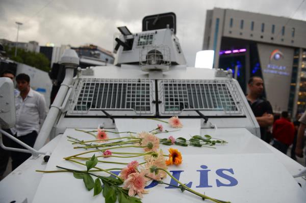 Ankara Kzlay'da Taksim Gezi Park olaylarna destek iin toplanan baz kiiler, grevli evik kuvvet polislerine iek verdi.
