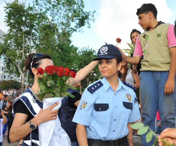 Antalya'da polis, Taksim Gezi Park iin Cumhuriyet Meydan'nda toplanan gruba, karanfil ve gl datt.