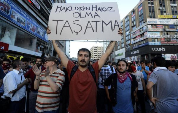 Ankara Kzlay Meydannda toplanan bir grup Taksim Gezi Park'ndaki olaylar protesto etti. Baz gstericilerin tadklar dvizler dikkat ekti.