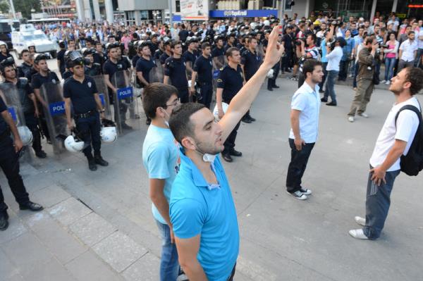 Taksim Gezi Park olaylarna destek iin Ankara Kzlay'da baz gruplar topland. Protesto iin toplanan grubun okuduu stiklal Mar'na polisler de elik etti.