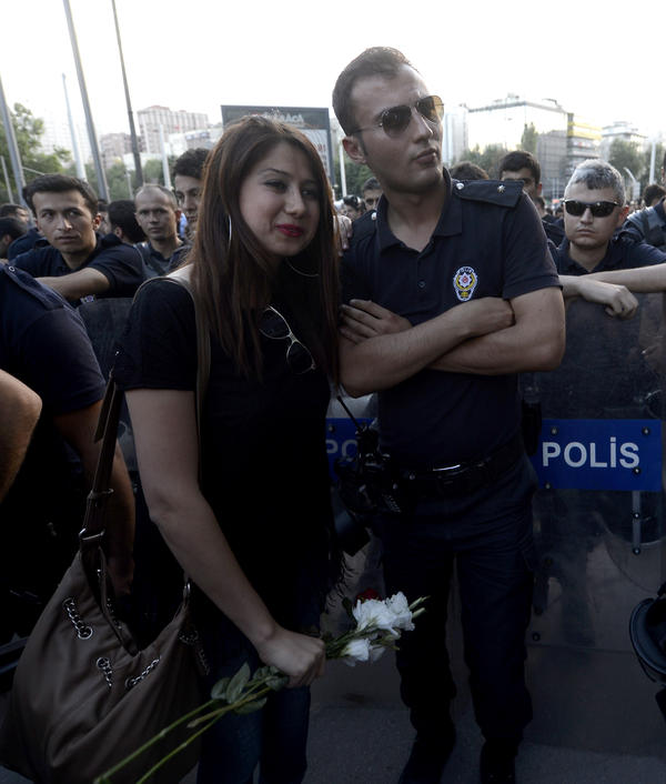Ankara Kzlay Meydannda toplanan bir grup Taksim Gezi Park'ndaki olaylar protesto etti. Baz eylemciler grevli polislerle fotoraf ektirdi.