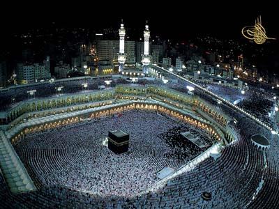 Sonra baktm bir toplum vard ki, derilerinden srm kesiliyor ve azlarna tklyor. Ve yediiniz gibi yiyiniz deniliyor. Ve bu onlara en iren bir ey oluyor. "Ey Cibril! Bunlar kimler?" dedim. "Bunlar o koucular, fitnecilerdir ki, insanlarn etlerini yerler ve svmek ile rz ve namuslarna saldrrlar." dedi. "Sonra baktm bir toplum var ki, nlerine bir sofra kurulmu, zerinde benim grdm etlerin en gzellerinden kebaplar var, etraflarnda da leler var. Onlar, o gzel etleri brakp bu lelerden yemee baladlar.