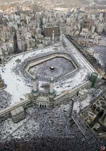 "Bunlar kim? Ey Cebrail!" dedim. O: "Bunlar zinakarlar" dedi. "Allah'n helal kldn brakrlar da haram kldn yerler." Sonra baktm bir toplum var ki, karnlar evler gibidir. Bunlar Firavun ailesinin yolu zerinde bulunuyor. Firavun ailesi sabah ve akam atee atlrken bunlara uruyor, urad m bunlar bir frlyorlar, frlaynca her biri karnnn ar basmas ile dyor ve bunun zerine Firavun ailesi bunlar ayaklaryla iniyorlar.