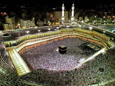 "Ey Cibril! Bunlar kimler?" dedim...Dedi ki: "Bunlar, karnlarnda faiz yiyenlerdir. "Onlarn misali kendisini eytan arpm olan kimse gibidir". Sonra birtakm kadnlar memelerinden aslm ve birtakm kadnlar, ba aa ayaklarndan aslm.