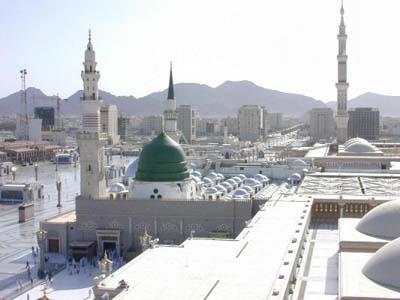 Hemen kapy atlar ve beni selamladlar. Bir de ne bakaym grevli bir melek grdm ki g koruyor ve ona smail deniliyor, emrinde yetmibin melek ve her birinin emrinde yzbin melek var.