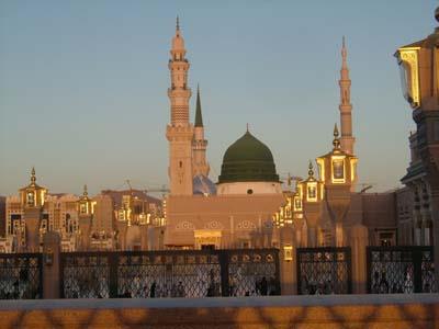 "Ey Cibril! Bu nedir?" dedim. O: "u rahmet nehri, u da Allah'n sana verdii Kevser'dir" dedi. Bunun zerine rahmet nehrinde ykandm, gemi ve gelecek gnahlarm baland. Sonra Kevser'in ak istikametini tuttum ve nihayet cennete girdim. Bir de ne bakaym orada hibir gzn grmedii, kulan iitmedii, insan kalbine gelmeyen eyler var.