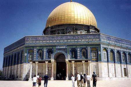 Sabahleyin Mescid-i Haram'a kp Kurey'e haber verdi. Hayret etmek ve kabul etmemekten kimi el rpyor, kimi elini bana koyuyordu. man etmi olanlardan bazlar dnp dinden kt. Birtakm erkekler Eb Bekir'e kotular.