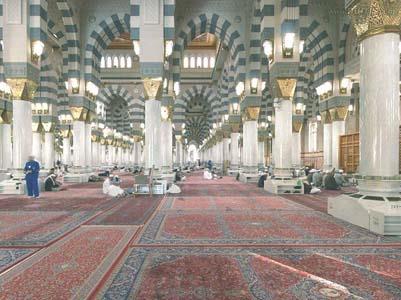 Hz. Peygamber (s.a.v) Burak ile Beyt'l Makdis'e vardktan sonra oradaki byk ve sert kayadan ge karld. Her bir gkte peygamberlerden biriyle grt, nice nice melekler grd. Cennet ve cehennemin durumlarn grd, Sidre-i Mnteh'ya geti, Allah'n melekt leminden bir ok acaib eyler grd. Nihayet be vakit namazn farz klnmas emri ile ayn gecede geri dnd.