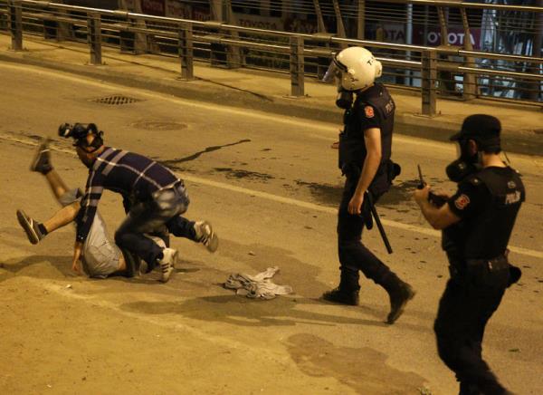 Be�ikta�'ta uyar�ya ra�men da��lmayarak polise ta� ve havai fi�ek atan gruba biber gaz� ve tazyikli suyla m�dahale edildi.