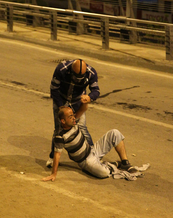 Be�ikta�'ta uyar�ya ra�men da��lmayarak polise ta� ve havai fi�ek atan gruba biber gaz� ve tazyikli suyla m�dahale edildi.