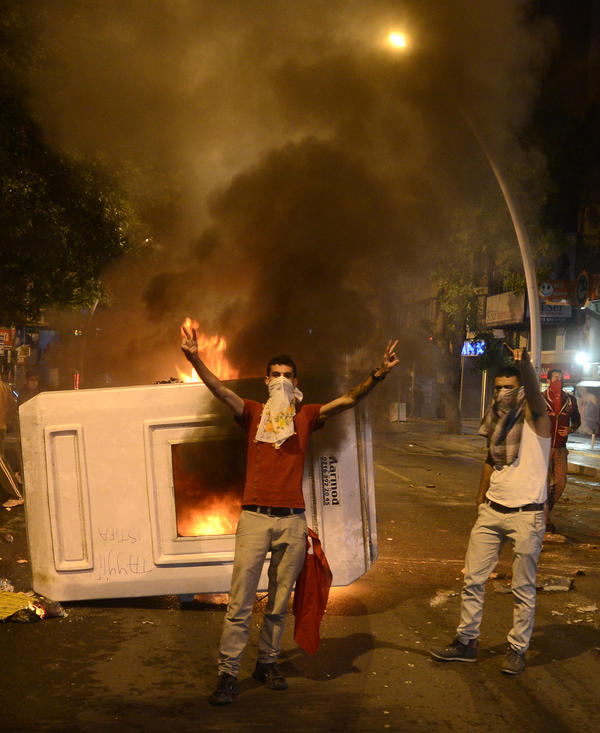 Taksim Gezi Park�'ndaki olaylar� protesto i�in Ankara K�z�lay'da toplanan gruba polis m�dahale etti. Sokak aralar�na da��lan baz� g�stericiler barikat kurarak bir b�feyi ate�e verdi.
