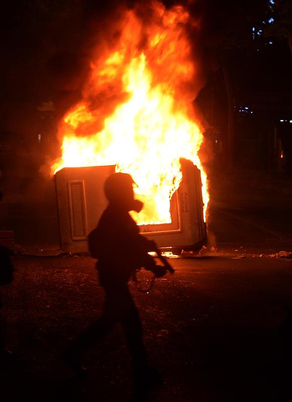 Taksim Gezi Park�'ndaki olaylar� protesto i�in Ankara K�z�lay'da toplanan gruba polis m�dahale etti. Sokak aralar�na da��lan baz� g�stericiler barikat kurarak bir b�feyi ate�e verdi.