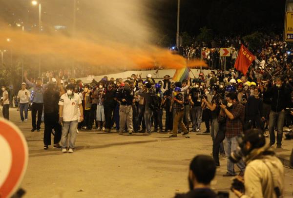 Be�ikta�'ta uyar�ya ra�men da��lmayarak polise ta� ve havai fi�ek atan gruba biber gaz� ve tazyikli suyla m�dahale edildi.