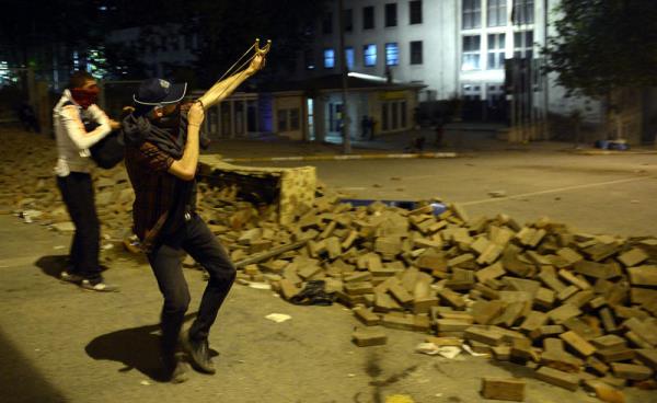 Be�ikta�'ta uyar�ya ra�men da��lmayarak polise ta� ve havai fi�ek atan gruba biber gaz� ve tazyikli suyla m�dahale edildi.