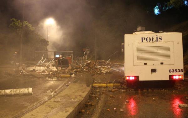 Be�ikta�'ta uyar�ya ra�men da��lmayarak polise ta� ve havai fi�ek atan gruba biber gaz� ve tazyikli suyla m�dahale edildi.